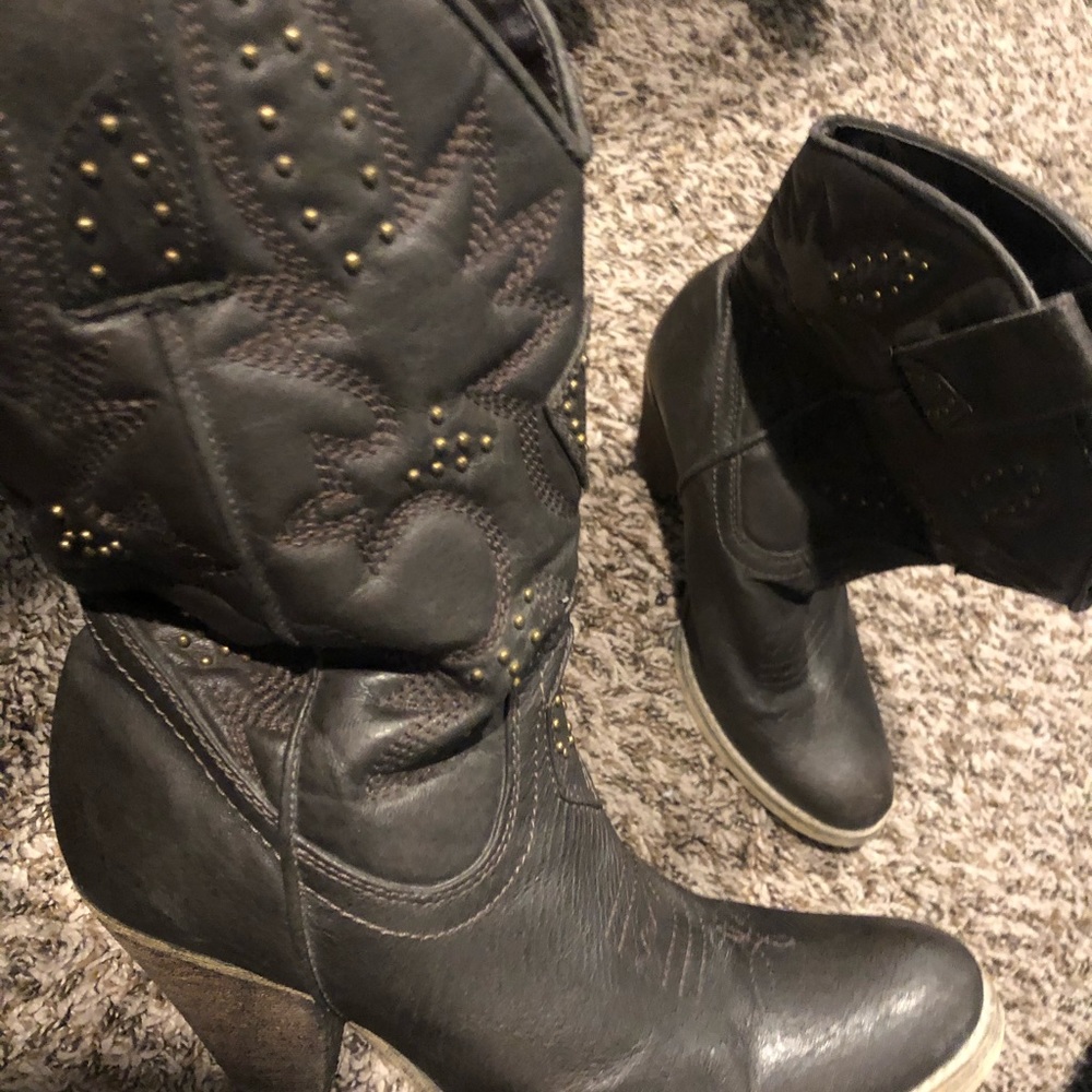 Woman’s round toe cowgirl boots - Picture 2 of 3